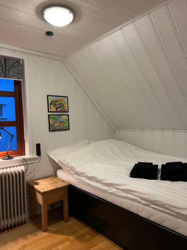 una piccola camera con un letto in una stanza di Cozy traditional home, Syðrugøta a Syðrugøta