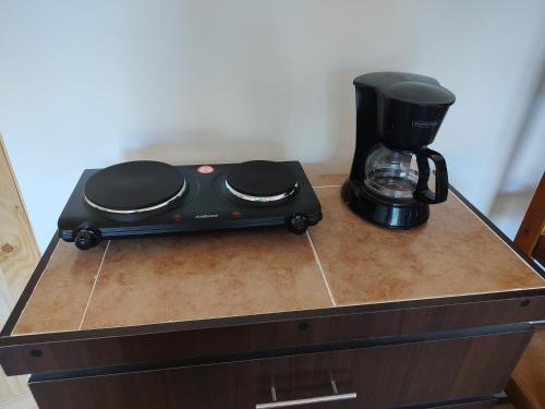een zwart koffiezetapparaat op een aanrecht bij Apartamentos La Paz in Liberia