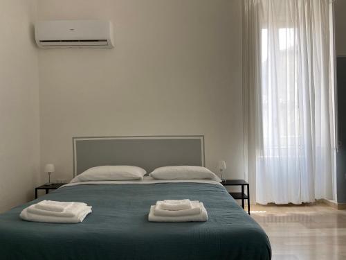 Casina Terravecchia في فيبو فالينتيا: غرفة نوم عليها سرير وفوط