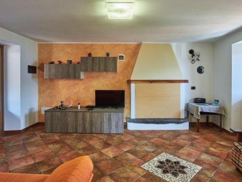 una sala de estar con un sofá y una mesa en Apartment Luciana by Interhome, en Pianello Del Lario