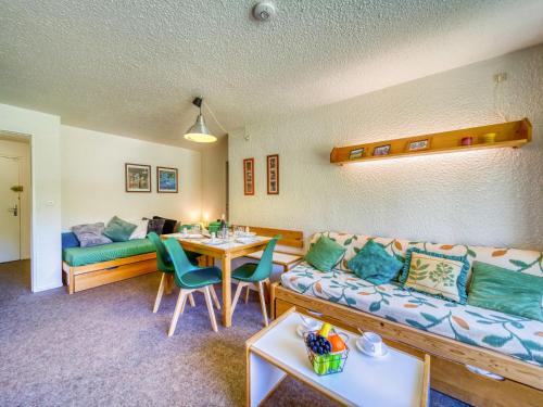 un salon avec un canapé et une table dans l'établissement Apartment Pegase Phenix-39 by Interhome, au Corbier
