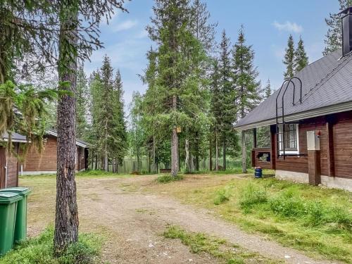 ein Feldweg neben einem Haus und Bäumen in der Unterkunft Holiday Home Mustikkaranta by Interhome in Nissi