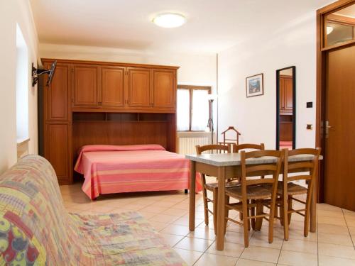バルドリーノにあるApartment Ca' Bottrigo-1 by Interhomeのベッドルーム1室(ベッド1台、テーブル、椅子付)
