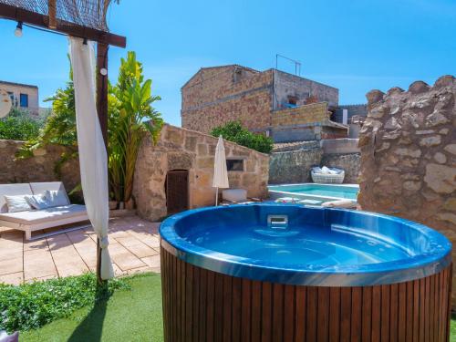 - un bain à remous dans une cour à côté d'une piscine dans l'établissement Holiday Home Cas padri by Interhome, à Vilafranca de Bonany