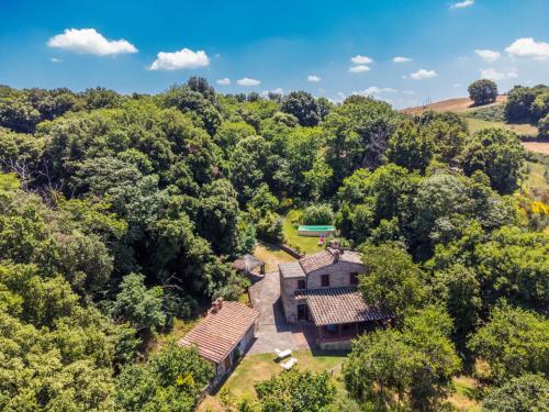 una vista aérea de una casa en el bosque en Holiday Home Casale Ulisse by Interhome, en Roccastrada