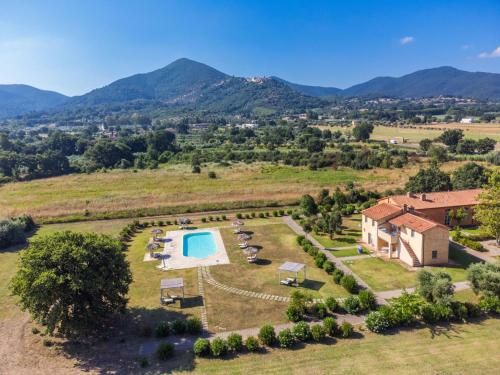 een luchtzicht op een landgoed met een zwembad bij Apartment Quercia Alta by Interhome in Le Case