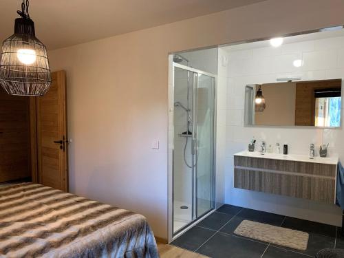 Giường trong phòng chung tại Appartement 6 pers avec balcons, garage et local à ski - FR-1-198-238