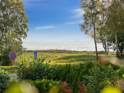 uma vista para um campo com o oceano ao fundo em Holiday Home Melina - 100m from the sea in SE Jutland by Interhome em Malling