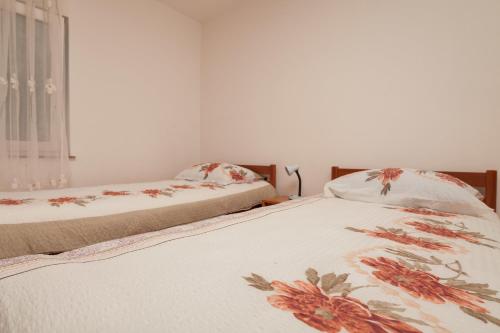 two beds sitting next to each other in a bedroom at Apartment Juliette in Zadar
