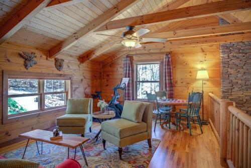 Ruang duduk di Cozy Cabin + Mt View/River/Hot Tub/Pool Table