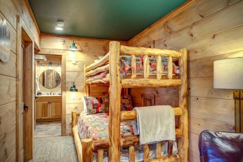 Katil atau katil-katil dalam bilik di Cozy Cabin + Mt View/River/Hot Tub/Pool Table