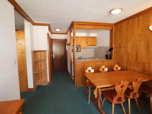 - une cuisine avec une table et des chaises en bois dans l'établissement Appartement pratique avec balcon, au pied des pistes et commerces, 6 pers., Tignes - FR-1-502-521, à Tignes