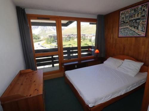 une petite chambre avec un lit et une fenêtre dans l'établissement Appartement pratique avec balcon, au pied des pistes et commerces, 6 pers., Tignes - FR-1-502-521, à Tignes