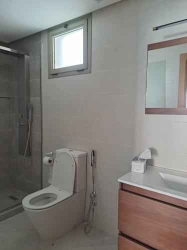 y baño con aseo, lavabo y ducha. en Couzi Haus Marina, en Agadir