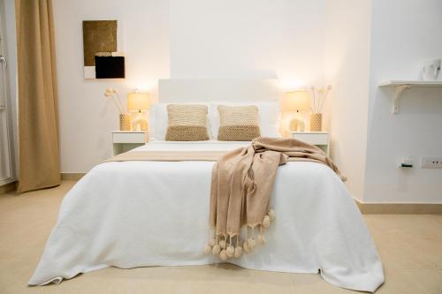 Ένα ή περισσότερα κρεβάτια σε δωμάτιο στο Apartamentos La Tahona Cádiz Centro