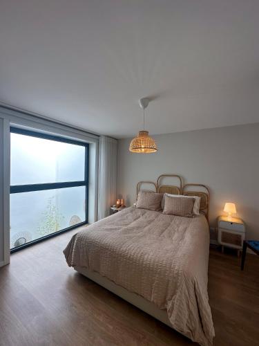 sypialnia z łóżkiem i dużym oknem w obiekcie Casa Sousa - 3rd generation (Apart.2) w mieście Boticas