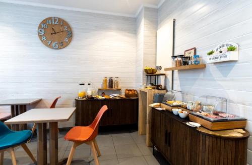a fast food restaurant with a clock on the wall at Hotel Lilas Blanc in Paris
