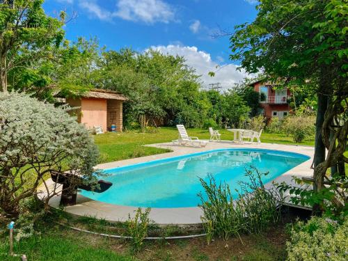 a swimming pool in the yard of a house at Bangalô Verde Recanto Uaná - 280m praia Tatuamunha in Maceió