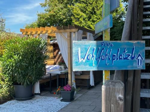 a sign that reads vaughan blvd in a garden at Apartment Wohlfühlplatzl - urgemütlich & ruhig in Vogtareuth