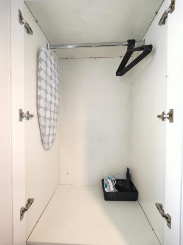 cabina doccia con pareti bianche e infissi cromati di Charming Holiday Home in Hazel Grove - Self Catering Apartment 2 a Hazel Grove
