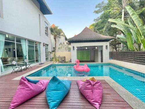 basen z poduszkami na drewnianym tarasie w obiekcie Pattaya private Jacuzzi Pool Villa Nearby BEACH w mieście Jomtien Beach
