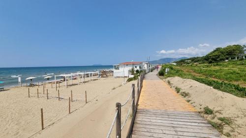 a boardwalk leading to a beach with the ocean at LA VILLA fronte SPIAGGIA BANDIERA BLU in Sperlonga
