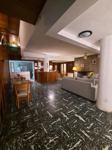 a living room with a couch and a table at Hosteria Bello Horizonte in San Carlos de Bariloche