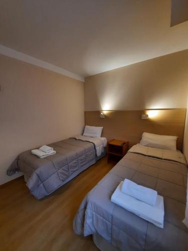 una habitación de hotel con 2 camas en una habitación en Hosteria Bello Horizonte en San Carlos de Bariloche