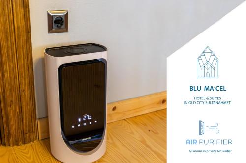 un telefono è appoggiato sul pavimento accanto a un muro di Blu Macel Hotel & Suites -Old City Sultanahmet a Istanbul