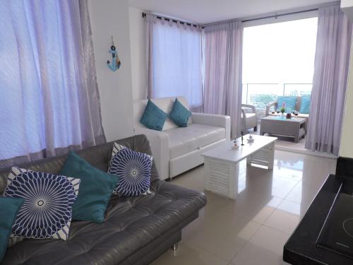 a living room with a couch and a table at Apartamento Mares de Cartagena in Cartagena de Indias