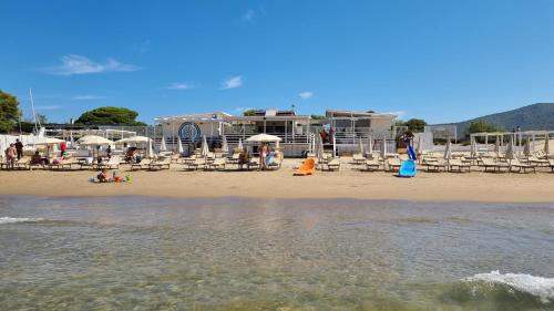 a beach with chairs and people on the beach at LA VILLA fronte SPIAGGIA BANDIERA BLU in Sperlonga