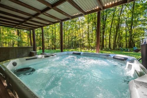 a jacuzzi tub in the backyard of a house at Woodside Retreat in McHenry