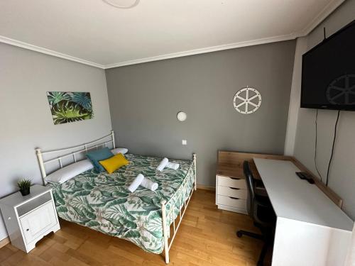 Habitación pequeña con cama y escritorio. en Outdoor paradise, en Santander