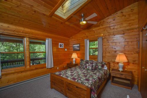 ein Schlafzimmer mit einem Bett in einem Blockhaus in der Unterkunft Sunset Ridge in McHenry