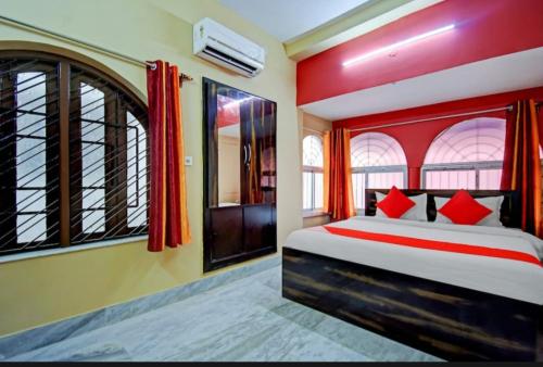 ein Schlafzimmer mit einem großen Bett mit roten Kissen in der Unterkunft Fantasy Stay Fusion in Kalkutta