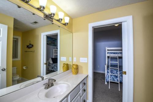 uma casa de banho com um lavatório e um espelho em St, Barts Retreat em Oakland