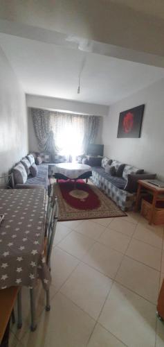 ein Wohnzimmer mit einem Sofa und einem Tisch in der Unterkunft In front of you is the sea and waves in Agadir