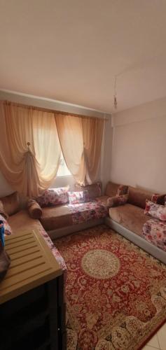 ein Wohnzimmer mit einem Sofa und einem Teppich in der Unterkunft In front of you is the sea and waves in Agadir