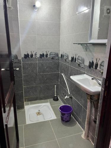 ein Bad mit einem Waschbecken und einer Duschkabine in der Unterkunft شقة مفروشة مجهزة قريبة من مطار سايس in Fès