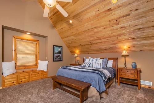 - une chambre avec un lit et un plafond en bois dans l'établissement Bear Hollow Lodge, à Oakland