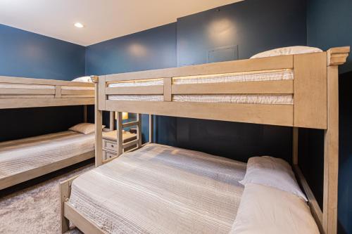 Cama o camas de una habitación en Space Mountain