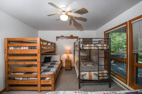 Poschodová posteľ alebo postele v izbe v ubytovaní Lake Reflections