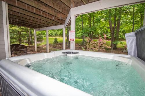a jacuzzi tub in the backyard of a house at Black Bear Lodge in Oakland
