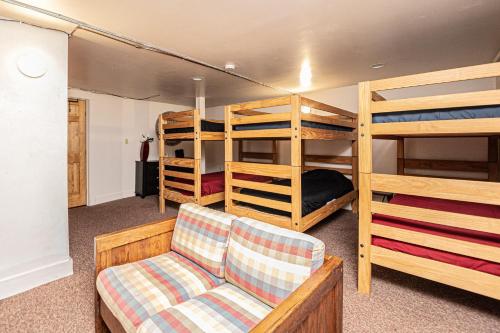 Двухъярусная кровать или двухъярусные кровати в номере Camp - Deep - Creek