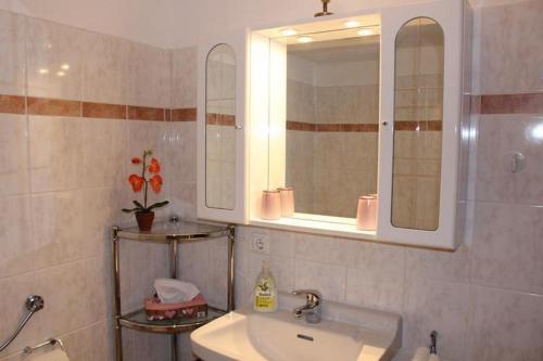 W łazience znajduje się umywalka i lustro. w obiekcie Alpenpension Watzmannblick w mieście Bischofswiesen