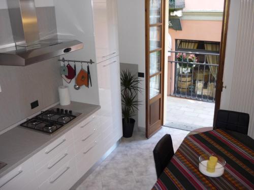 Una cocina o zona de cocina en Serbelloni Holiday Apartment 37
