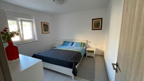 una piccola camera con letto e finestra di Apartment Ariela a Rovigno (Rovinj)