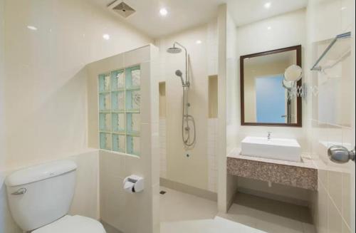 La salle de bains est pourvue de toilettes, d'un lavabo et d'une douche. dans l'établissement Habitat Hotel, à Chiang Mai