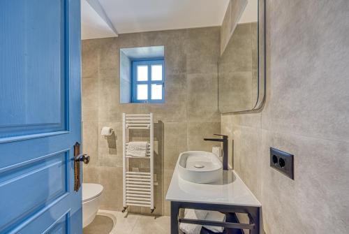 baño con lavabo y aseo y ventana en Villa Goran, en Stifanići