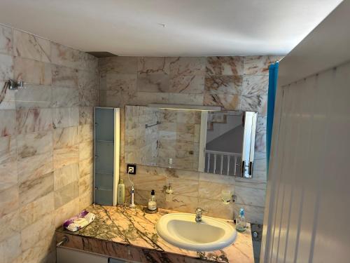 uma casa de banho com um lavatório e um espelho em 4-room house Las Americas, Las Vistas beach em Playa de las Americas